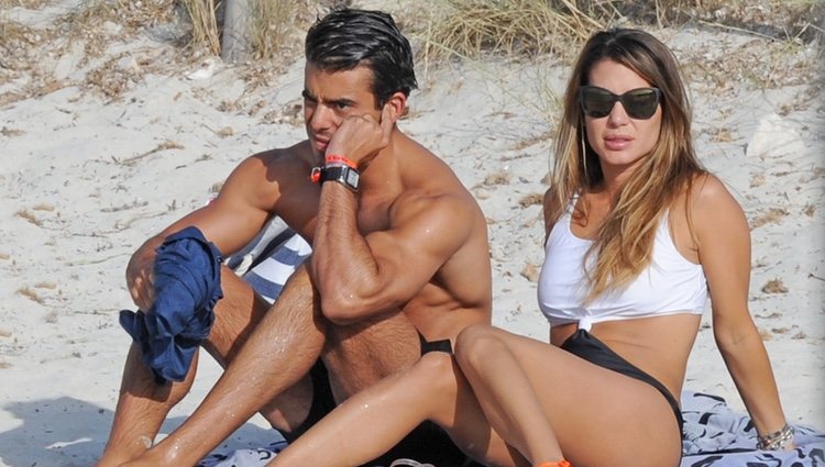 Elena Tablada y Daniel Arigita tomando el sol en una playa de Formentera