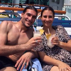 José Manuel Pinto y Elena Gross en la cubierta de un crucero brindando