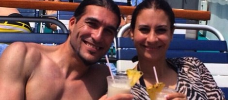 José Manuel Pinto y Elena Gross en la cubierta de un crucero brindando