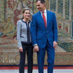 Los Reyes Felipe y Letizia en un encuentro con representantes sociales