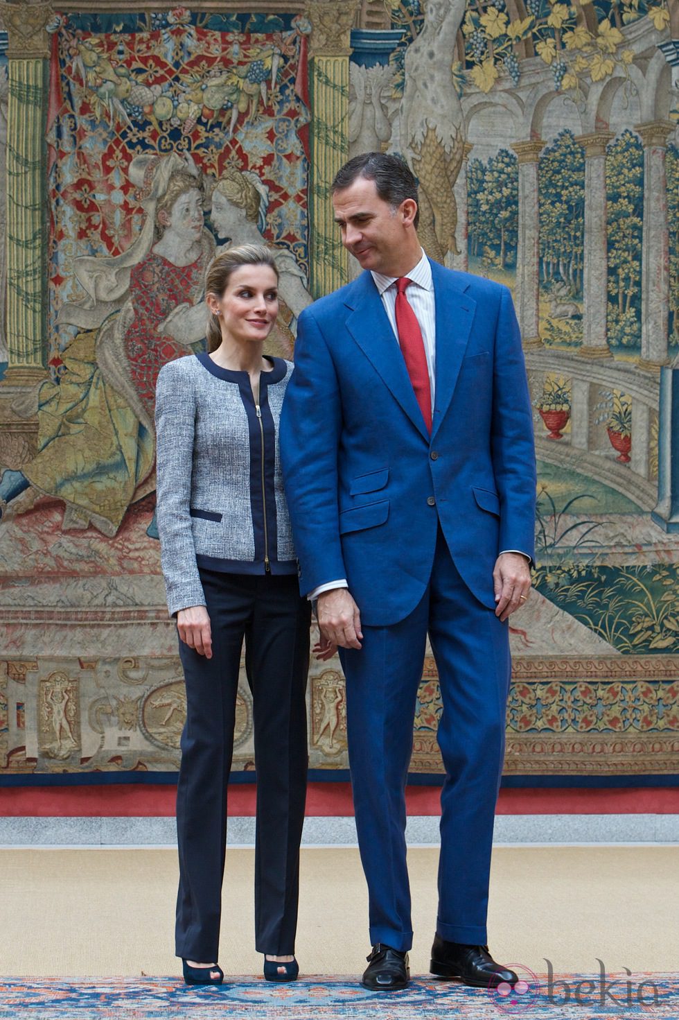 Los Reyes Felipe y Letizia en un encuentro con representantes sociales