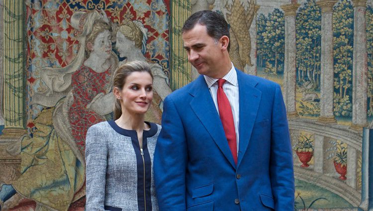 Los Reyes Felipe y Letizia en un encuentro con representantes sociales