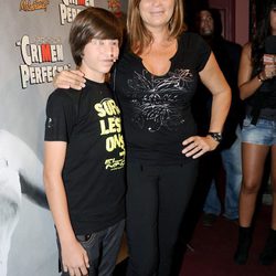 Marta Valverde y su hijo Blas en el estreno de 'Crimen Perfecto'