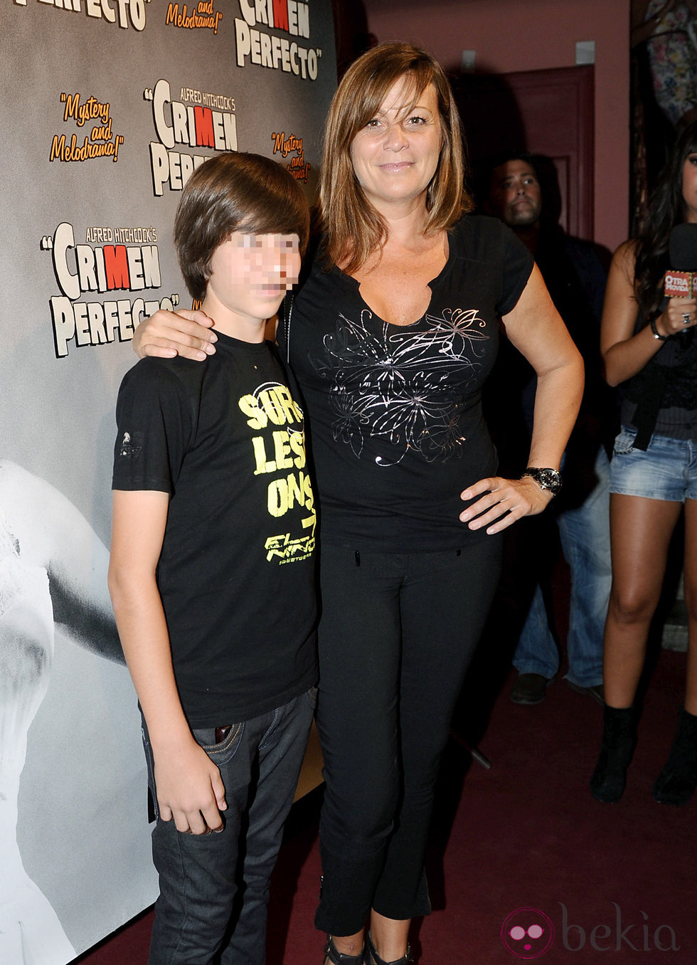 Marta Valverde y su hijo Blas en el estreno de 'Crimen Perfecto'