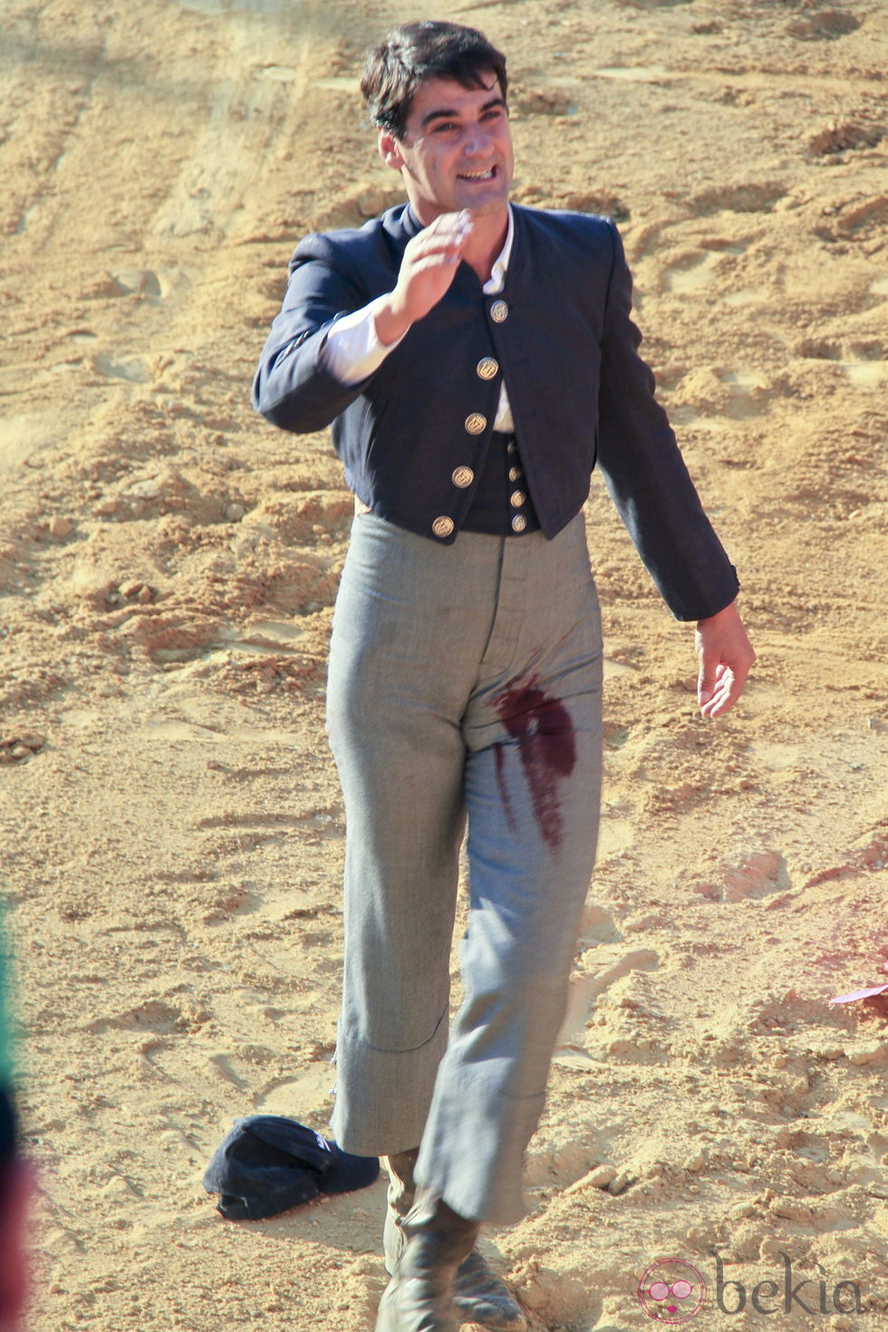 Jesulín de Ubrique saludando a la grada de la plaza de toros de Fuente del Maestre (Badajoz)