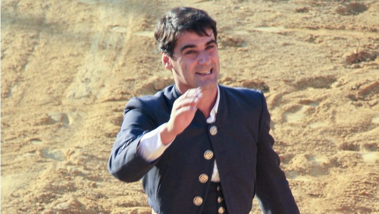 Jesulín de Ubrique saludando a la grada de la plaza de toros de Fuente del Maestre (Badajoz)