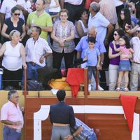 Jesulín de Ubrique habla con la grada mientras se prepara para torear en Fuente del Maestre