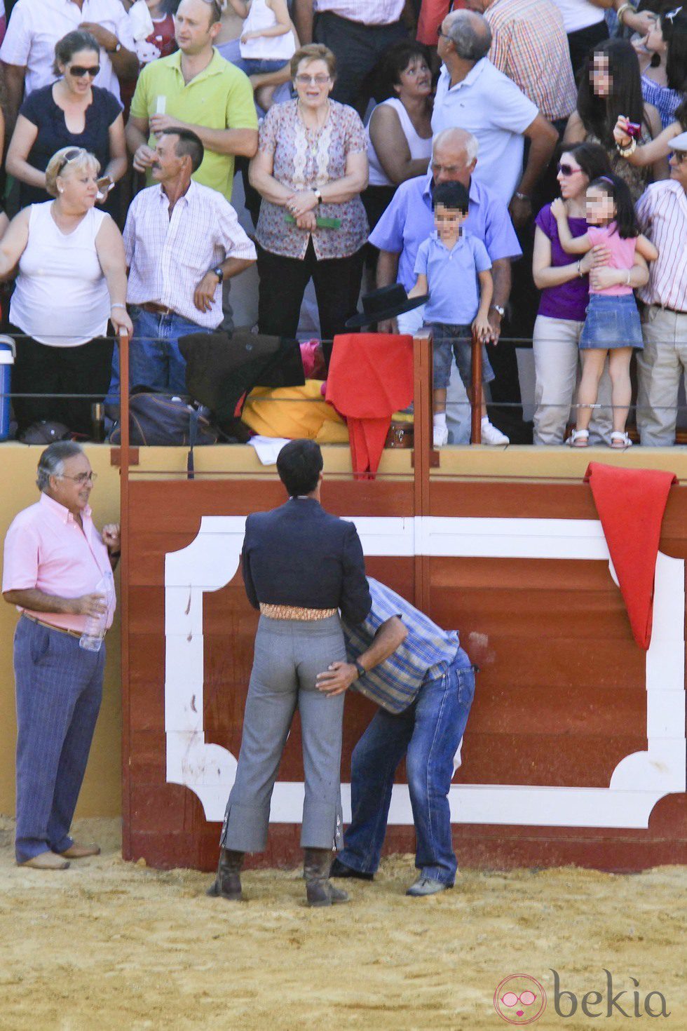 Jesulín de Ubrique habla con la grada mientras se prepara para torear en Fuente del Maestre