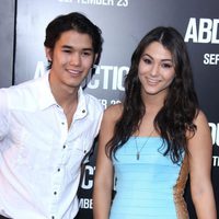 Booboo Stewart y Fivel Stewart  en el estreno de 'Abduction' en los Ángeles