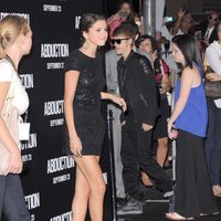 Justin Bieber y Selena Gómez juntos en el estreno de la nueva película de Taylor Lautner, 'Abduction', en los Ángeles