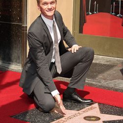 Neil Patrick Harris posa con su estrella en el Paseo de la Fama