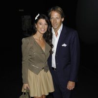 Sonia Ferrer y su marido Marco Vricella en el desfile de Andrés Sardá en Cibeles 2011