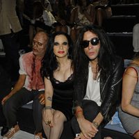 Alaska y Mario Vaquerizo en el desfile de David Delfín en Cibeles