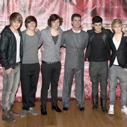 One Direction posa con Simon Cowell