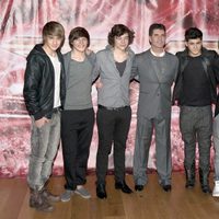 One Direction posa con Simon Cowell