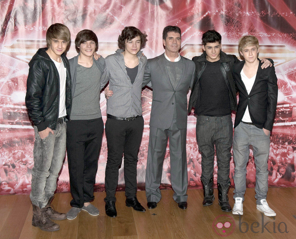 One Direction posa con Simon Cowell