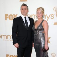 Matt LeBlanc y su pareja Andrea Anders, en la gala de los Emmy 2011