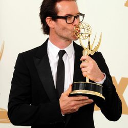 Guy Pearce con su Emmy de Mejor Actor Secundario de Miniserie por su papel en 'Midred Pierce'