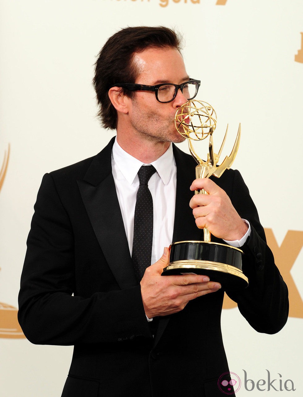 Guy Pearce con su Emmy de Mejor Actor Secundario de Miniserie por su papel en 'Midred Pierce'