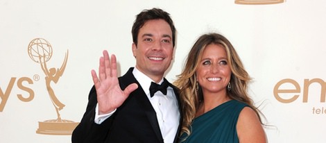 Jimmy Fallon y su pareja Nancy Juvonen en los premios Emmy 2011