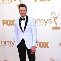 Joel McHale en la gala de los Emmy 2011