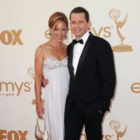 Jon Cryer y su mujer Lisa Joyner en la gala Emmy 2011