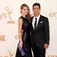 Maria Menounos y Mario López en los premios Emmy 2011