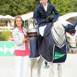 La Infanta Elena entrega la copa al ganador del Concurso de Saltos de Madrid