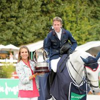 La Infanta Elena entrega la copa al ganador del Concurso de Saltos de Madrid