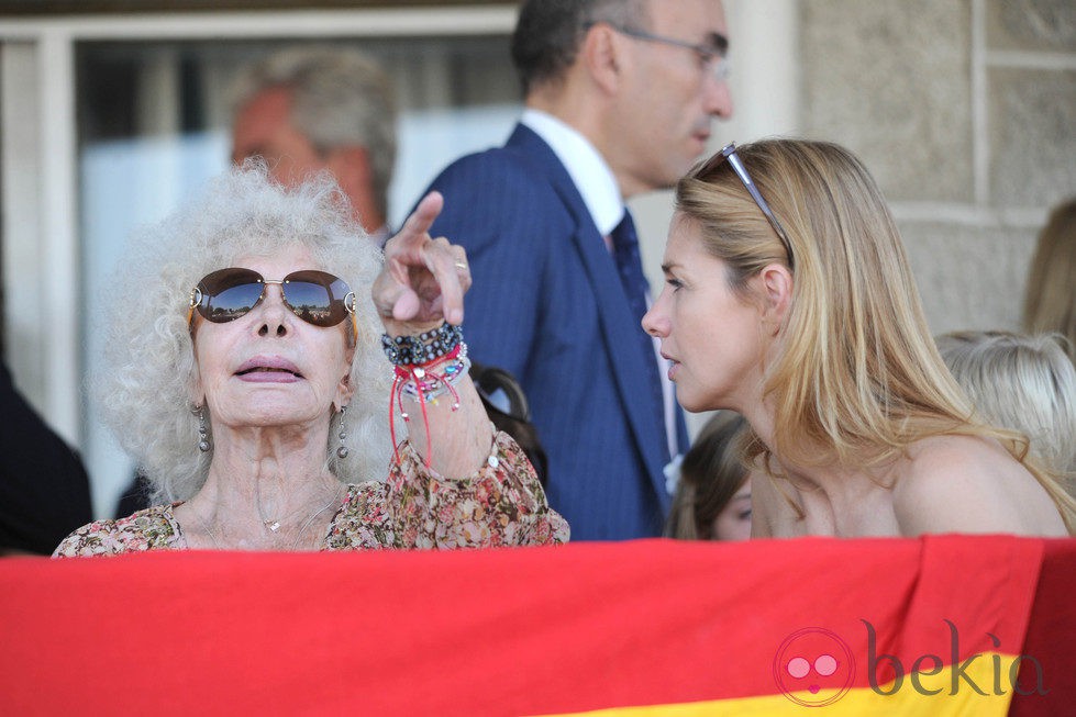 La duquesa de Alba y Genoveva Casanova en el Concurso de Saltos