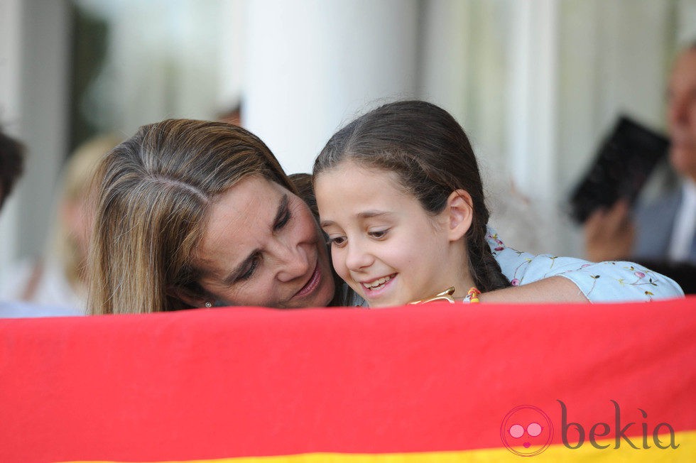 La Infanta Elena, muy cariñosa con Victoria Federica en el Concurso de Saltos