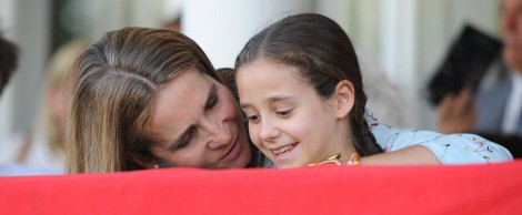 La Infanta Elena, muy cariñosa con Victoria Federica en el Concurso de Saltos