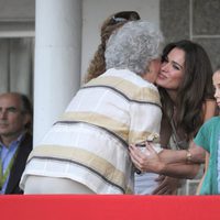 La Infanta Pilar y Mar Saura se saludan junto a Victoria Federica en el Concurso de Saltos