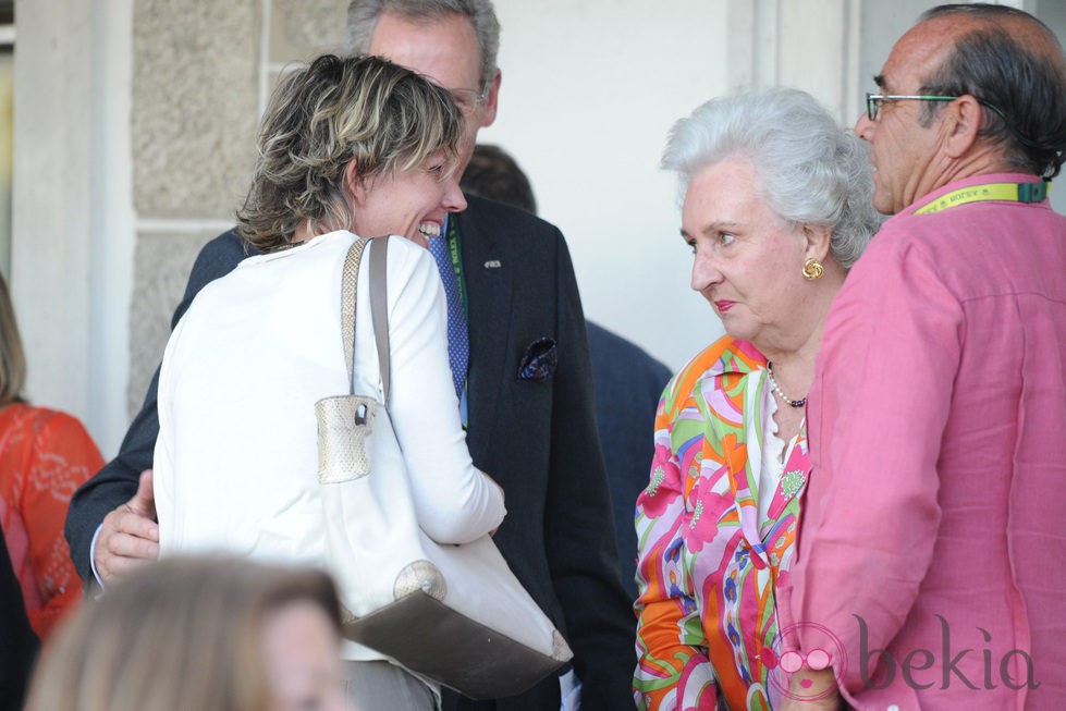 Simoneta Gómez-Acebo y la Infanta Pilar en el Concurso de Saltos de Madrid