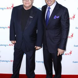 Elton John y David Furnish en el 85 cumpleaños de Tony Bennett