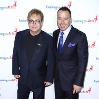 Elton John y David Furnish en el 85 cumpleaños de Tony Bennett