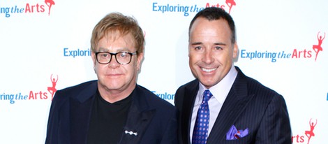 Elton John y David Furnish en el 85 cumpleaños de Tony Bennett