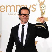 Guy Pierce con su galardón en los premios Emmy 2011