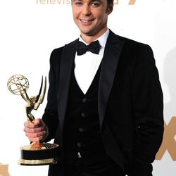 Jim Parsons con su estatuilla en los premios Emmy 2011