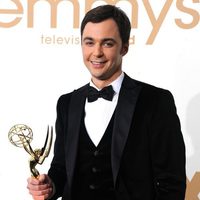 Jim Parsons con su estatuilla en los premios Emmy 2011