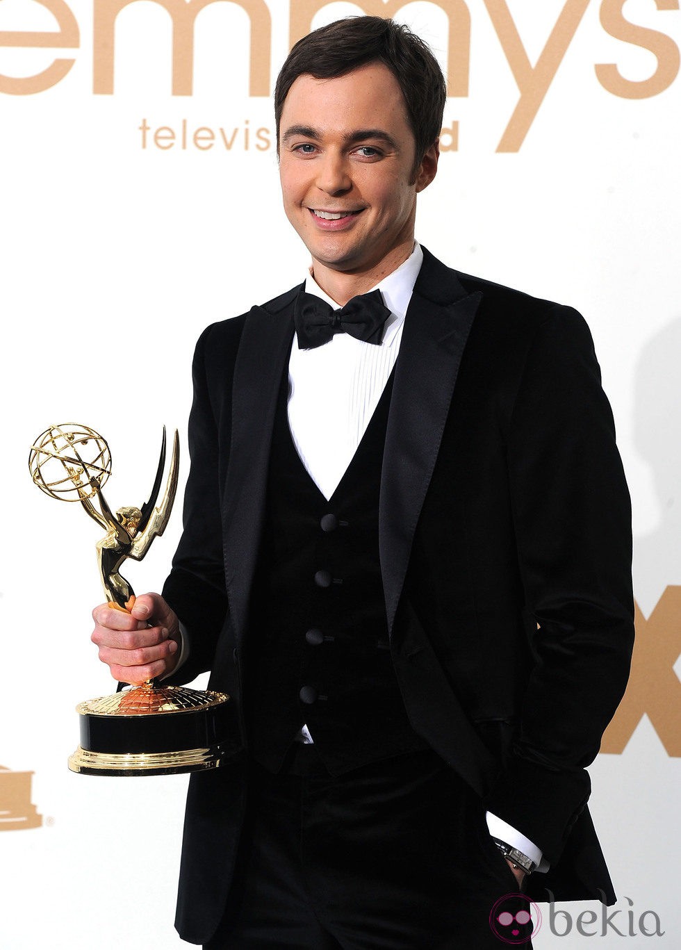 Jim Parsons con su estatuilla en los premios Emmy 2011