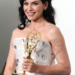 Jualianna Margulies con su galardón en los premios Emmy 2011