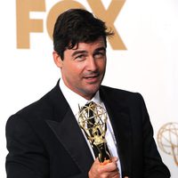 Kyle Chandler con su galardón en los premios Emmy 2011