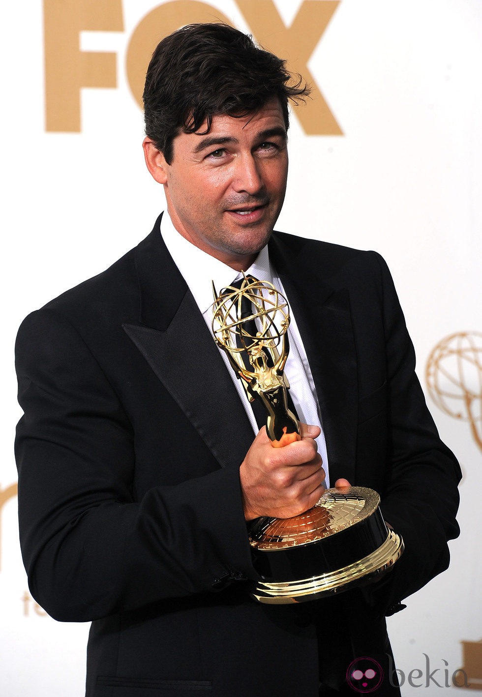 Kyle Chandler con su galardón en los premios Emmy 2011