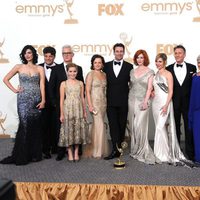 El reparto de 'Mad Men' con su galardón en los premios Emmy 2011