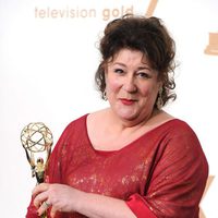 Margo Martindale con su estatuilla en los premios Emmy 2011