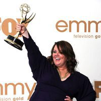 Melissa McCarthy con su galardón en los premios Emmy 2011