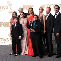 El reparto de 'Modern Family' con su galardón en los premios Emmy 2011