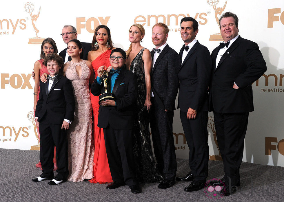 El reparto de 'Modern Family' con su galardón en los premios Emmy 2011