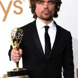 Peter Dinklage con su galardón en los premios emmy 2011